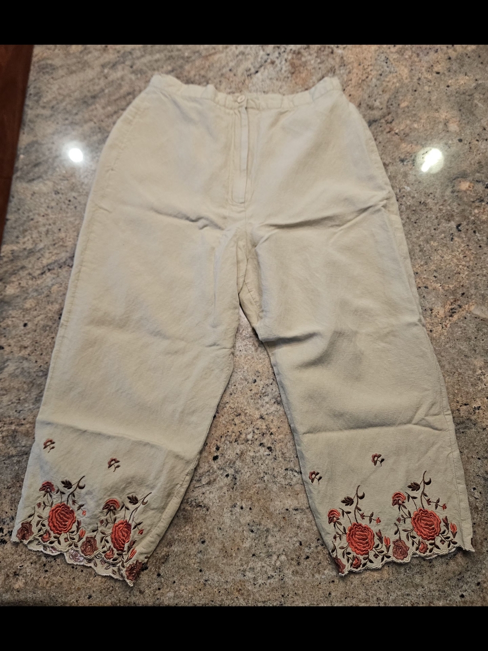 Larry Levine Cream Capri Pants with Rose Embroidery